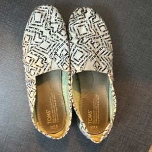 Tom’s size 7.5 W, black and white design.